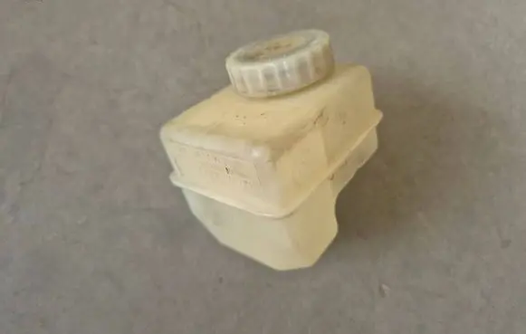 Volkswagen Golf II Brake fluid reservoir 357611307A