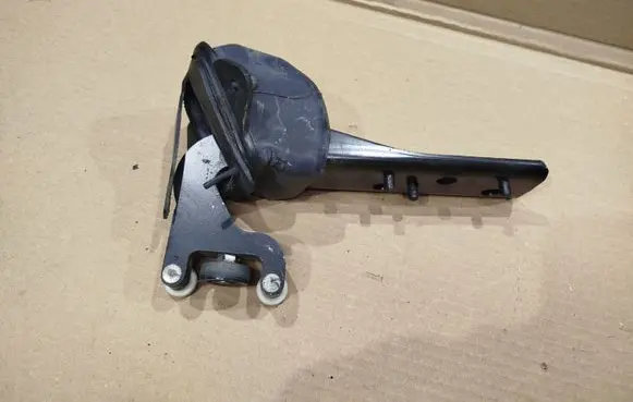 Renault Master III Sliding door middle roller runner 777640623R