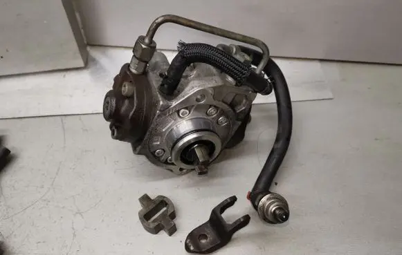 Toyota Avensis T250 Fuel injection high pressure pump 221000R020 HU2940000304