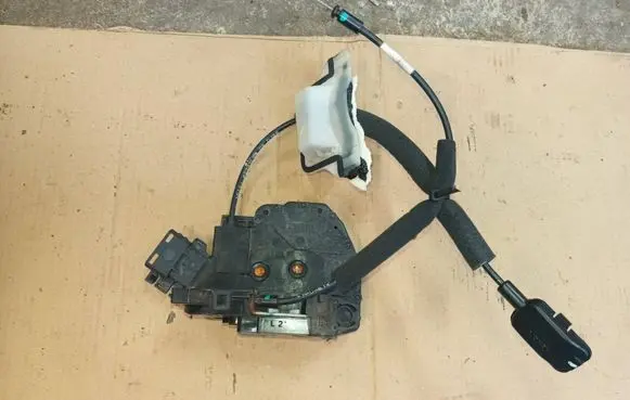 Renault Latitude (L70) Rear door lock 825030013R