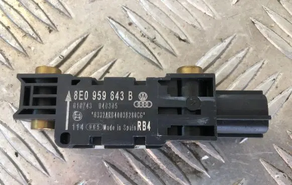 Audi A4 S4 B7 8E 8H Airbag deployment crash/impact sensor 8E0959643B 040305 010743