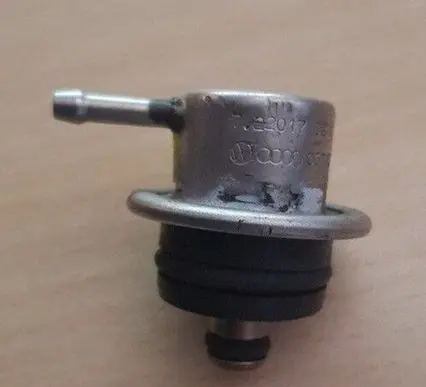 Volkswagen Golf IV Fuel pressure regulator 037133035H