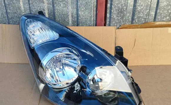 Toyota Corolla Verso E121 Headlight/headlamp BB412V511 7105