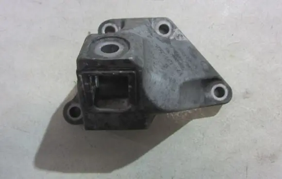 BMW 5 F10 F11 Engine mounting bracket 6775904