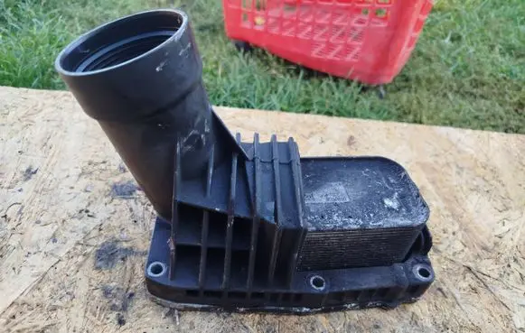 Mini Cooper Countryman R60 Engine oil radiator 8507626 70377354 066110612