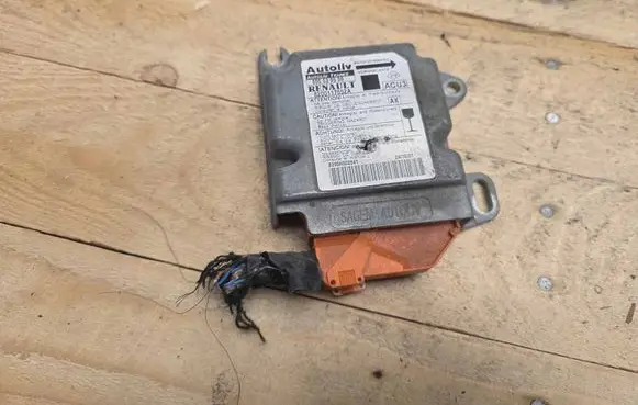 Renault Scenic I Airbag control unit/module 8200117652A