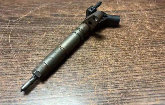 Mercedes-Benz Vito Viano W639 Fuel injector A6420700587 0445115027