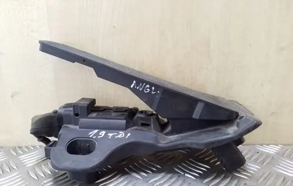 Volkswagen Touran I Accelerator throttle pedal 1T2721503G 6PV00874600
