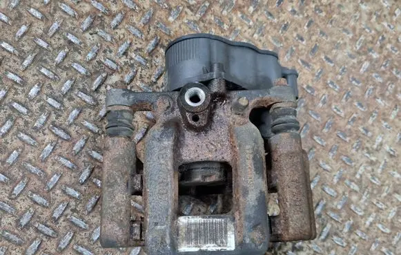 Opel Grandland X Rear brake caliper 9819059480
