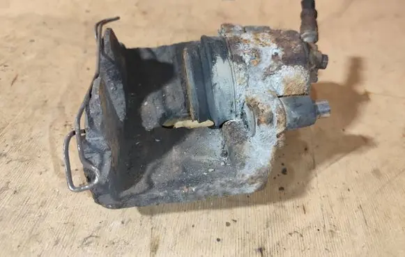Volkswagen Touran I Front brake caliper
