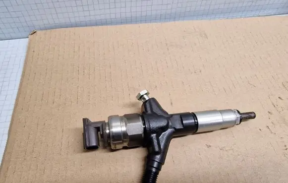 Subaru Outback Fuel injector 16613AA030 025005M06089 DENSO025005M06089