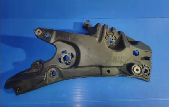 Volvo S60 Fender mounting bracket 32288931