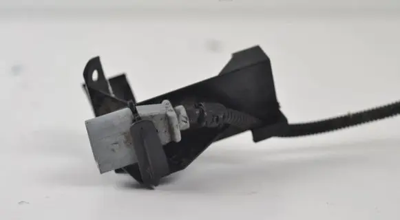 Volkswagen Golf V Crankshaft position sensor 9805940