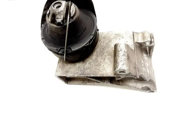Volvo XC90 Engine mount bracket 8683936