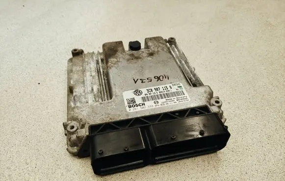 Volkswagen Golf V Engine control unit/module 3C0907115Q 8P0907115B 0261S02333