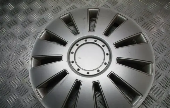 Toyota Avensis T250 R15 wheel hub/cap/trim 