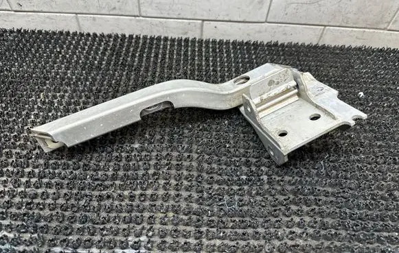 Radiator mount bracket