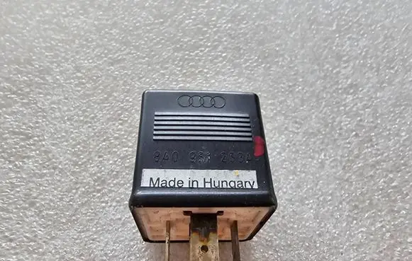 Volkswagen PASSAT B5.5 Other relay 8A0951253A
