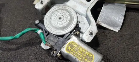 KIA Carens I Front door window regulator motor