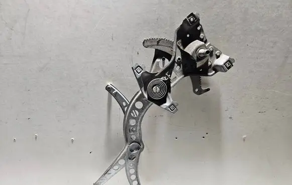 Volkswagen PASSAT B3 Front door manual window regulator 357837401