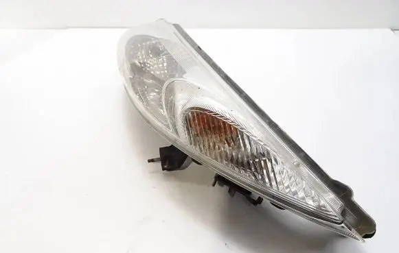 Nissan Juke I F15 Headlight/headlamp