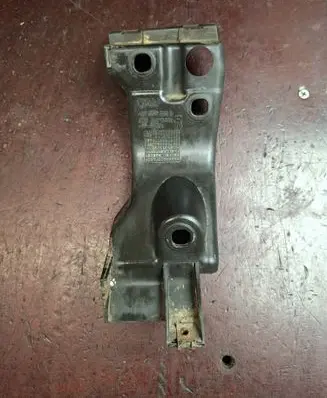 Front bumper mounting bracket