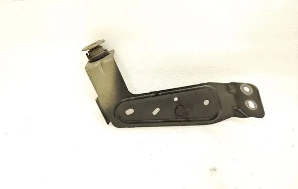 Volvo XC90 Fender mounting bracket