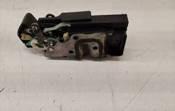 Opel Frontera B Front door lock 16637561