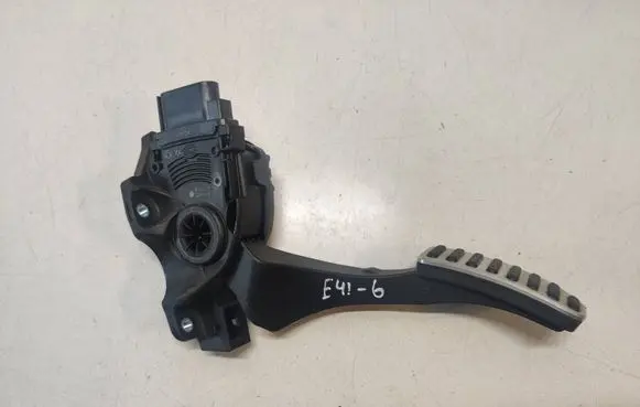 Accelerator throttle pedal