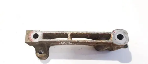 Toyota Auris 150 Engine mounting bracket