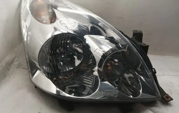 Toyota Corolla Verso AR10 Headlight/headlamp 811300F010