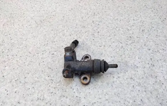 Subaru Forester SF Clutch slave cylinder 