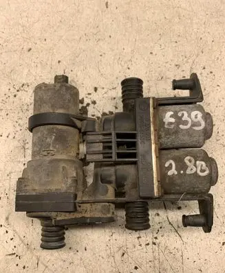 BMW 5 E39 Coolant heater control valve 8374994 1147412135