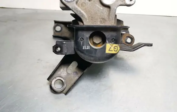 Toyota Prius (XW30) Engine mount bracket
