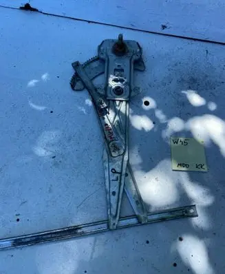 Nissan Micra Front door manual window regulator 