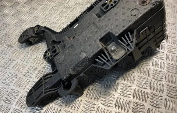 Volkswagen Tiguan Battery tray 1K0915333