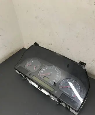 Volvo S70 V70 V70 XC Speedometer (instrument cluster) 9168138