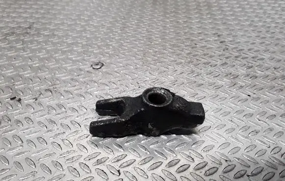 Opel Vectra C Fuel Injector clamp holder