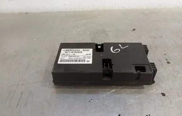 Mercedes-Benz E W211 Seat control module A2118702026 00005822A9