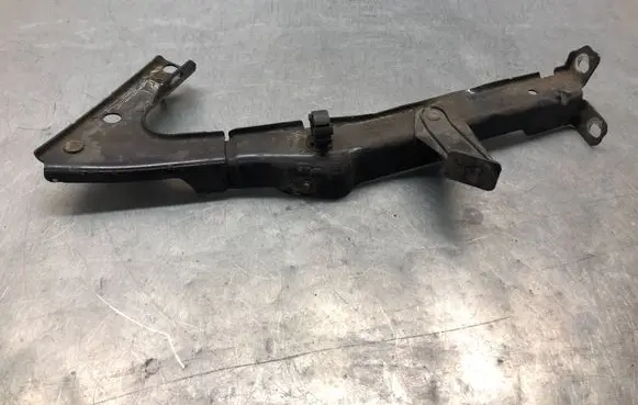 Audi A5 Sportback 8TA Fender mounting bracket 8T0821135C
