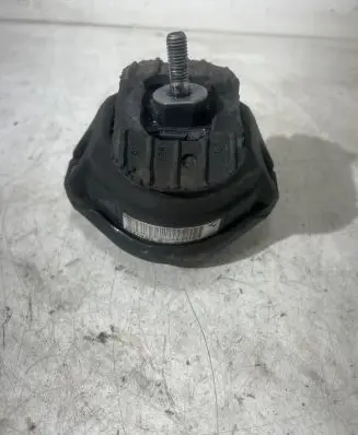 BMW 5 E60 E61 Engine mount bracket 6774620