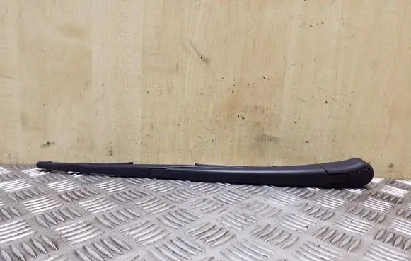 Rear wiper blade arm
