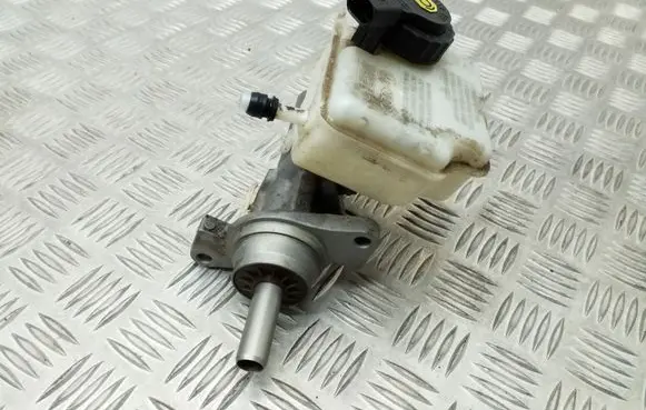 Brake fluid reservoir