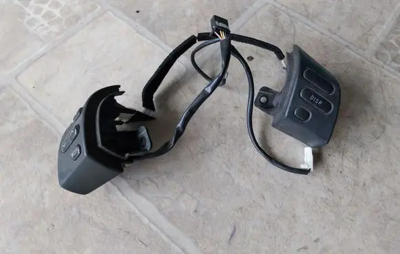 Toyota Avensis T250 Steering wheel buttons/switches PBTG30