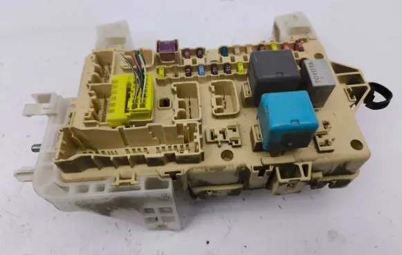 Toyota Corolla Verso AR10 Fuse module 892210F010