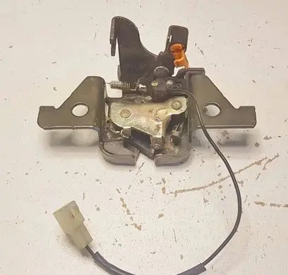 Mazda 323 F Loading door lock 