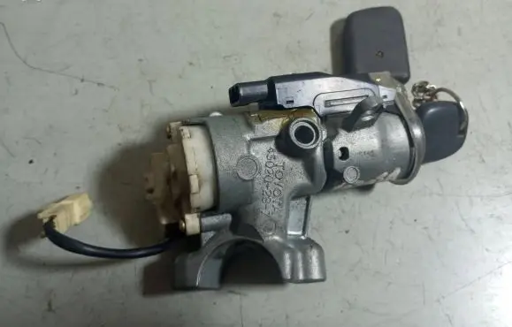Toyota Avensis Verso Ignition lock 45020287