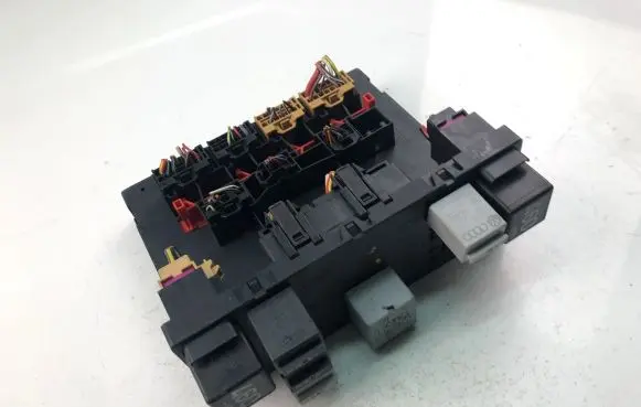 Volkswagen Golf V Fuse box set 3C0937049D