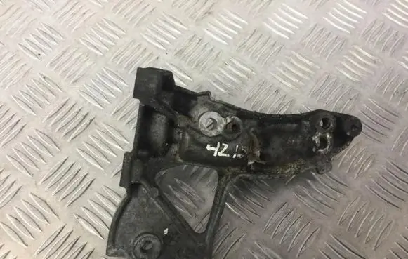 Engine mounting bracket
