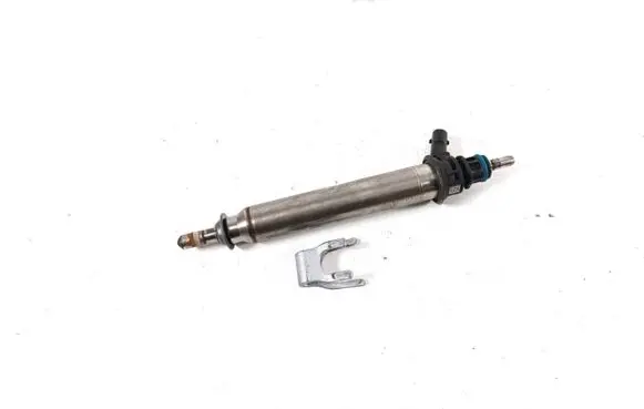 Mercedes-Benz CLA C117 X117 W117 Fuel injector A2780700687